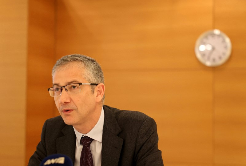 &copy; Reuters. Il governatore della Banca centrale spagnola Hernandez de Cos partecipa a una conferenza stampa a Nicosia,  Cipro, 6 febbraio 2024. REUTERS/Yiannis Kourtoglou/File Photo