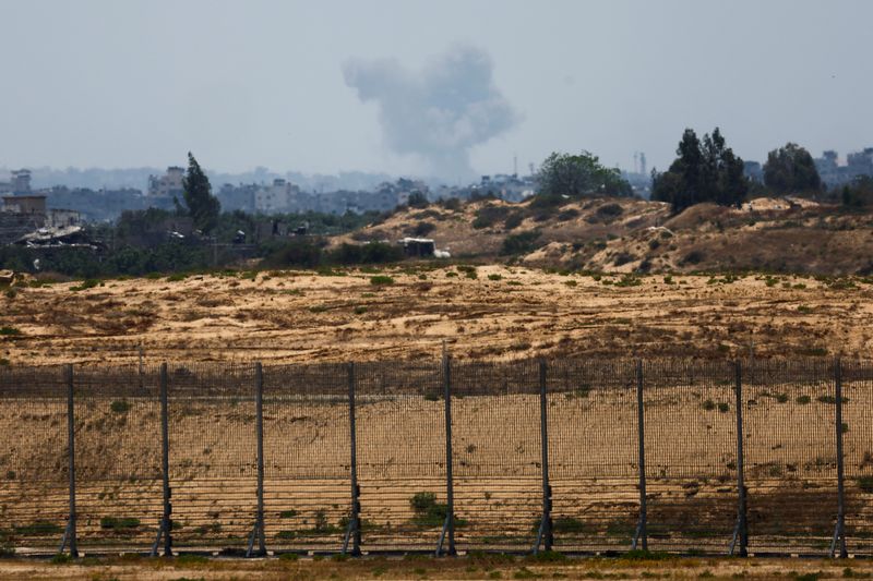 &copy; Reuters. دخان يتصاعد فوق غزة بعد وقوع انفجار كما يظهر من إسرائيل يوم 30 أبريل نيسان 2024. تصوير: أمير كوهين - رويترز
