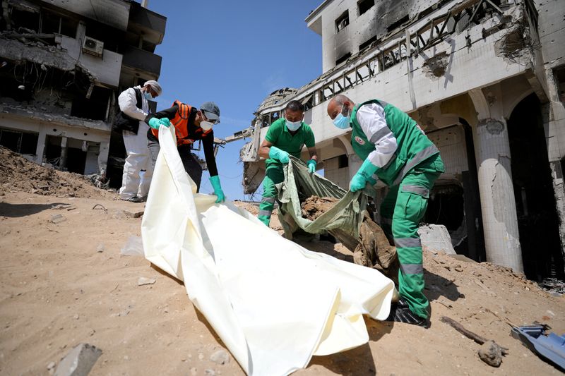 &copy; Reuters. Soccorritori e medici cercano cadaveri all'interno dell'ospedale Al Shifa, danneggiato dopo che le forze israeliane si sono ritirate dall'ospedale e dall'area circostante a seguito di un'operazione durata due settimane, nel corso del conflitto in corso tr