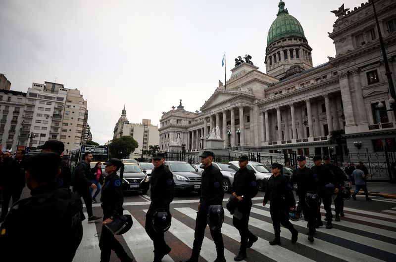 &copy; Reuters. FILE PHOTO: Police officers walk as demonstrators protest outside the National Congress on the day of the debate on Argentina's President Javier Milei's reform bill, known as the "omnibus bill", in Buenos Aires, Argentina April 29, 2024. REUTERS/Agustin M