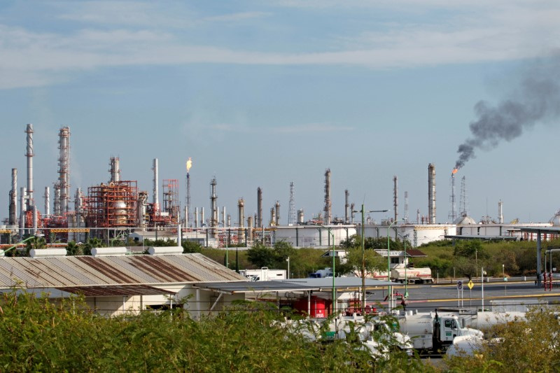 &copy; Reuters. FOTO DE ARCHIVO: Vista general de la refinería de Cadereyta de Pemex, en Monterrey, México. 10/12/2020. REUTERS/Daniel Becerril/Archivo