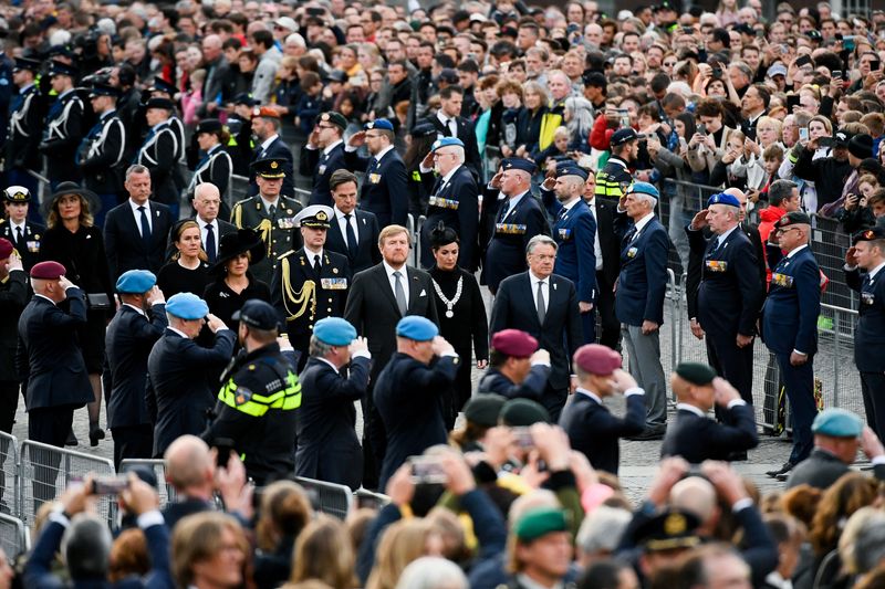 &copy; Reuters. ملك هولندا فيليم ألكسندر وزوجته الملكة ماكسيما ورئيس الوزراء الهولندي مارك روته خلال الاحتفالات الوطنية بمناسبة الحرب العالمية الثانية في