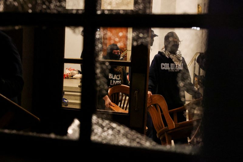 &copy; Reuters. Manifestantes atrincherados en el Hamilton Hall de la Universidad de Columbia, ampliando su protesta tras el plazo fijado por la tarde por las autoridades universitarias para disolverse o ser suspendidos, durante el actual conflicto entre Israel y el grup