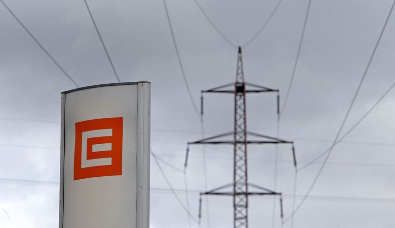&copy; Reuters. FILE PHOTO: Czech electricity producer CEZ's logo is seen next to an electricity pylon in front of the Ledvice coal-fired power plant near the village of Ledvice, Czech Republic, February 9, 2016.   REUTERS/David W Cerny//File Photo