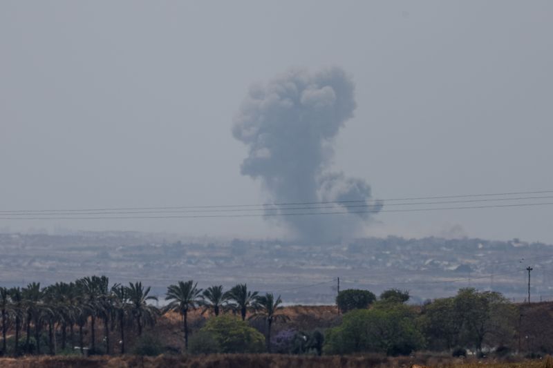 © Reuters. Smoke rises over Gaza following an explosion, amid the ongoing conflict between Israel and the Palestinian Islamist group Hamas, as seen from Israel, April 30, 2024. REUTERS/Amir Cohen