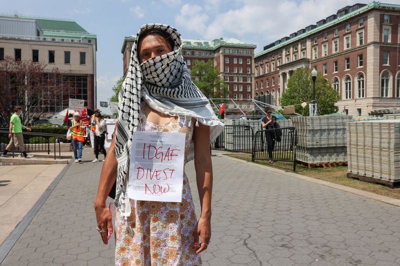 &copy; Reuters. طالبة ترتدي الوشاح الفلسطيني خلال احتجاج في جامعة كولومبيا في مدينة نيويورك يوم 29 أبريل نيسان 2024. تصوير: كيتلين أوكس - رويترز