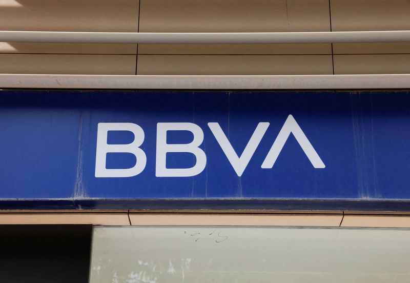 &copy; Reuters. Il logo di Bbva è visibile sulla facciata di una filiale della banca Bbva a Malaga, Spagna, 24 aprile 2024. REUTERS/Jon Nazca/Foto d'archivio