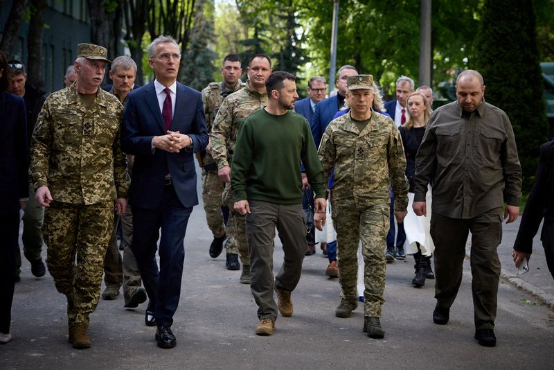 © Reuters. FILE PHOTO: NATO Secretary-General Jens Stoltenberg, Ukraine's President Volodymyr Zelenskiy, Commander in Chief of the Ukrainian Armed Forces Colonel General Oleksandr Syrskyi and Ukrainian Defence Minister Rustem Umerov meet, amid Russia's attack on Ukraine, in Kyiv, Ukraine, April 29, 2024. Ukrainian Presidential Press Service/Handout via REUTERS ATTENTION EDITORS - THIS IMAGE HAS BEEN SUPPLIED BY A THIRD PARTY./File Photo