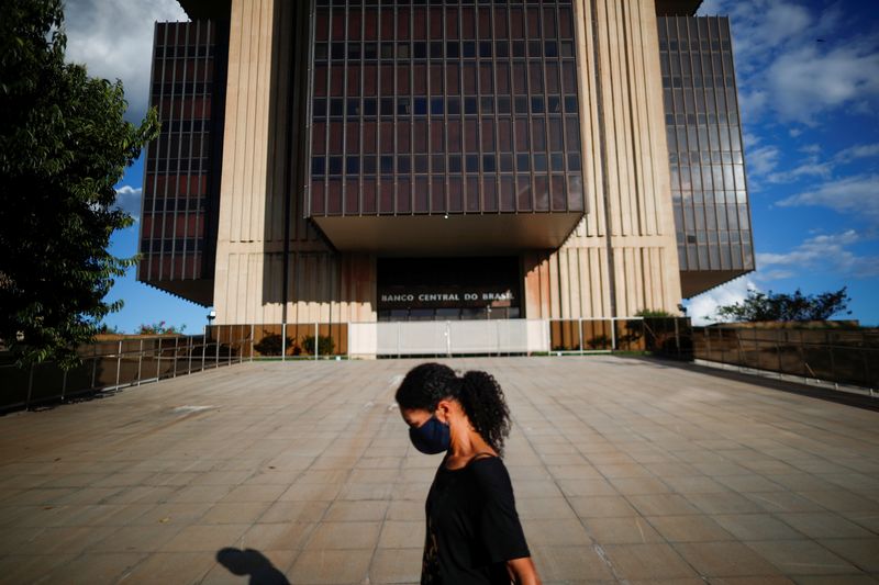 © Reuters. A woman walks in front the Central Bank headquarters building in Brasilia, Brazil March 22, 2022. REUTERS/Adriano Machado/ File photo
