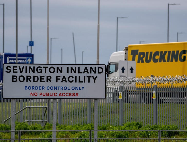 © Reuters. A cargo lorry passes a sign for the entrance to the Sevington Inland Border Facility near Ashford, Britain, April, 30, 2024. REUTERS/Chris J. Ratcliffe