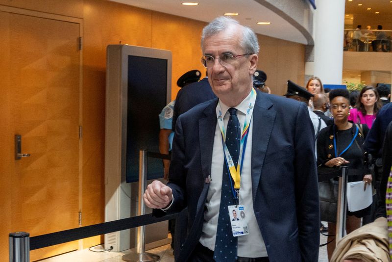&copy; Reuters. Il governatore della Banca di Francia Francois Villeroy de Galhau arriva per la riunione dei ministri delle Finanze e dei governatori delle banche centrali del G20 in occasione degli incontri annuali di primavera del Fmi e della Banca Mondiale del 2024 a 