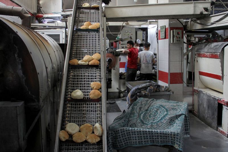 © Reuters. FILE PHOTO: Palestinians work at recently reopened Ajour bakery, amid the ongoing conflict between Israel and Hamas, in Gaza City April 18, 2024. REUTERS/Mahmoud Issa/File Photo