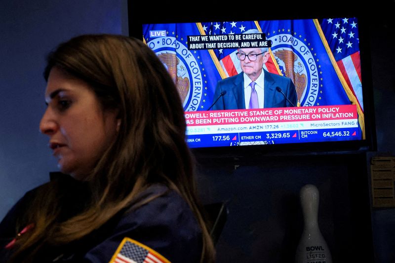 &copy; Reuters. Trader con uno schermo nello sfondo che trasmette la conferenza stampa del presidente della Federal Reserve Jerome Powell dopo l'annuncio dei tassi di interesse della Fed, alla Borsa di New York (Nyse) a New York City, negli Stati Uniti, il 20 marzo 2024.