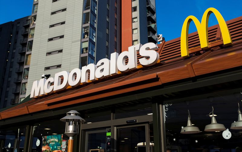 &copy; Reuters. Le logo de McDonald's sur la façade d'un restaurant à Londres, en Grande-Bretagne. /Photo prise le 10 décembre 2021/REUTERS/May James