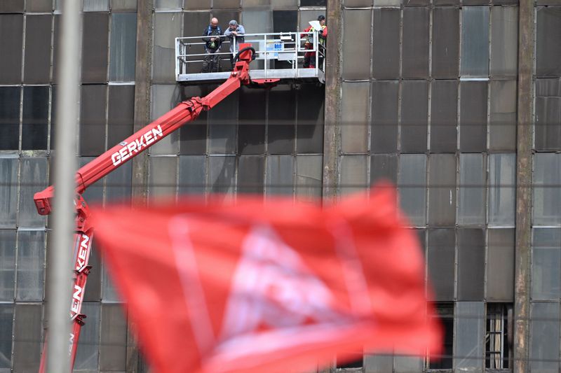 &copy; Reuters. Steelworkers listen to the rally atop a boom lift at the Thyssenkrupp Steel Europe site during an IG Metall union protest in Duisburg, Germany April 30, 2024. REUTERS/Jana Rodenbusch/ File Photo