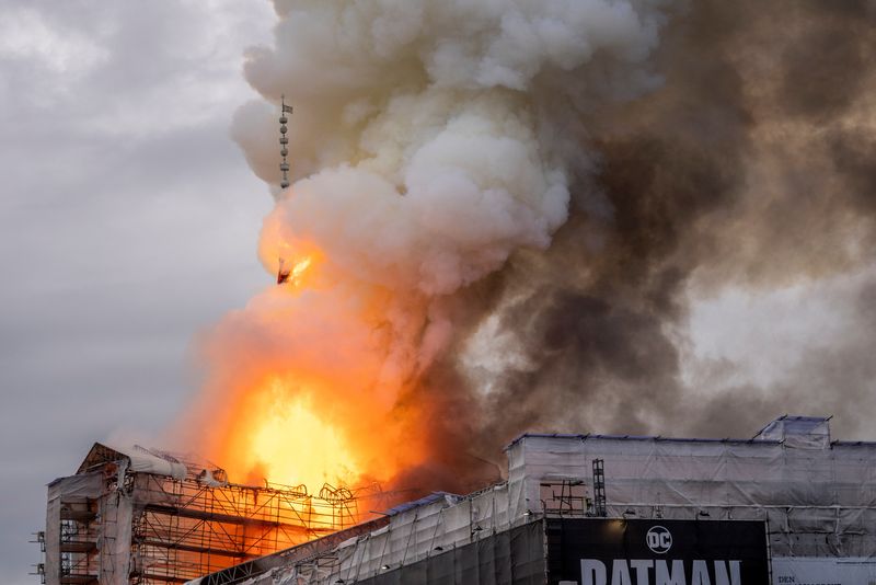 &copy; Reuters. Des flammes et de la fumée s'élèvent de la flèche du dragon de la Bourse en feu à Copenhague, au Danemark. /Photo prise le 16 avril 2024/REUTERS/Ritzau Scanpix/Ida Marie Odgaard