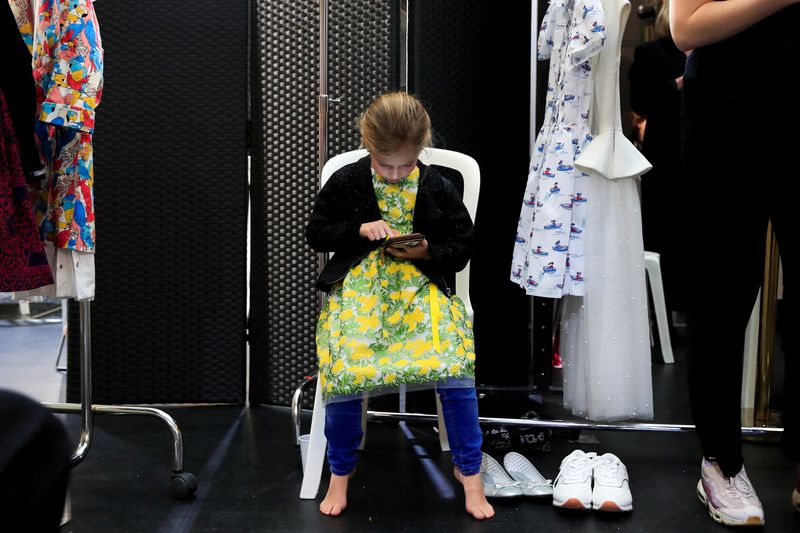 &copy; Reuters. FOTO DE ARCHIVO-Una niña mira un teléfono móvil en el backstage antes de un desfile durante la Kids Fashion Week Paris en París, Francia. 15 de febrero de 2019. REUTERS/Gonzalo Fuentes/