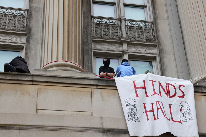 &copy; Reuters. Protesters stand on a balcony of Hamilton Hall, where students at Columbia University have barricaded themselves inside as they continue to protest in support of Palestinians, despite orders from university officials to disband, or face suspension, during