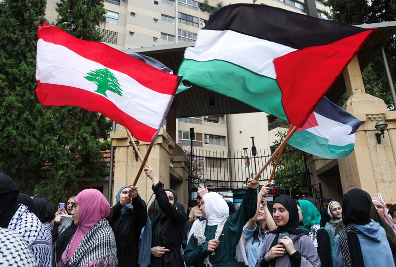 &copy; Reuters. متظاهرون يرفعون العلمين الفلسطيني واللبناني خلال احتجاج للتضامن مع غزة بالجامعة الأمريكية ببيروت يوم 30 أبريل نيسان 2024. تصوير: محمد عزاقير - 