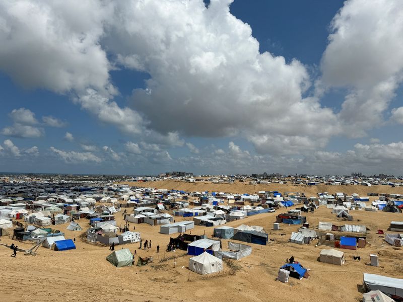 &copy; Reuters. فلسطينيون هربوا من منازلهم فرارا من الضربات الإسرائيلية يلجؤون إلى مخيمات مؤقتة في رفح على الحدود المصرية جنوبي قطاع غزة. التقطت الصورة يوم