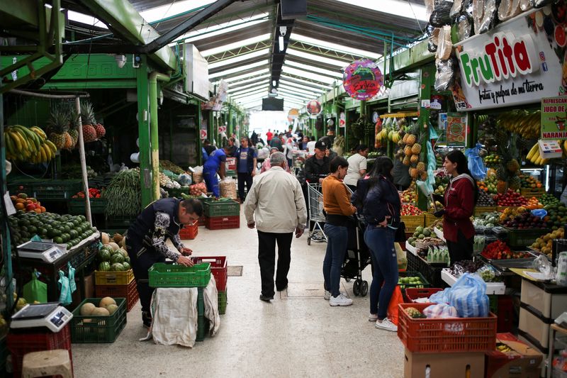 &copy; Reuters. FILE PHOTO: A man walks in the middle of the Paloquemao market square, amid inflation reaching the highest figures in years, in Bogota, Colombia October 7, 2022. REUTERS/Luisa Gonzalez/File Photo