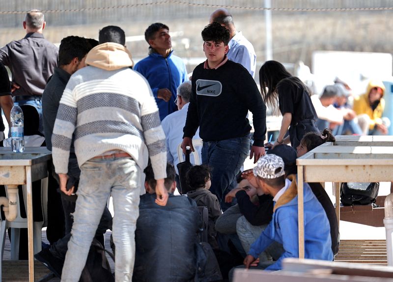 &copy; Reuters. مهاجرون ينتظرون في باراليمني بقبرص يوم 5 أبريل نيسان 2024. وتشهد الجزيرة تدفقا غير مسبوق لمئات اللاجئين من سوريا الذين قالت السلطات القبرصية إ