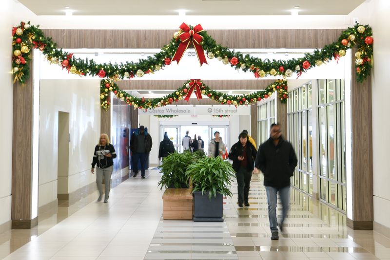 &copy; Reuters. Le centre commercial Pentagon Centre à Arlington, en Virginie, aux États-Unis. /Photo prise le 29 novembre 2019/REUTERS/Loren Elliott