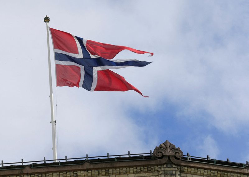 &copy; Reuters. FILE PHOTO: A Norwegian flag flutters over building in Oslo, Norway May 31, 2017. REUTERS/Ints Kalnins/File Photo