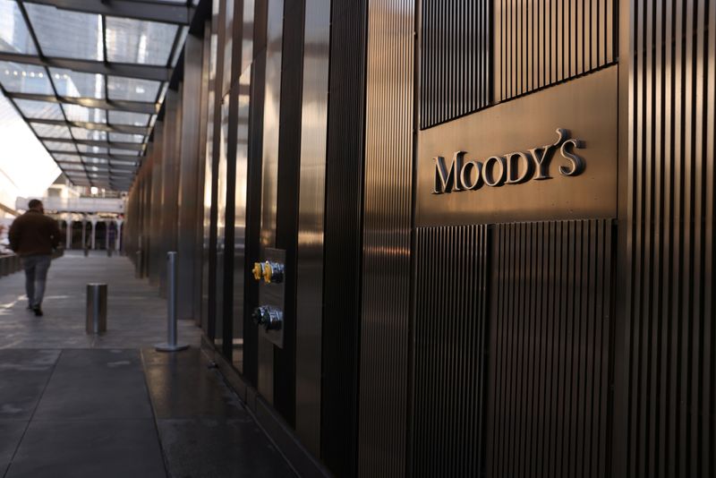 &copy; Reuters. FOTO DE ARCHIVO. Logo de Moody's Corporation en su sede principal en Manhattan, Nueva York. 12 de noviembre, 2021. REUTERS/Andrew Kelly
