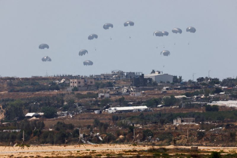 &copy; Reuters. Humanitarian aid falls through the sky towards the Gaza Strip, after being dropped from an aircraft, amid the ongoing conflict between Israel and the Palestinian Islamist group Hamas, as seen from Israel, April 30, 2024. REUTERS/Amir Cohen