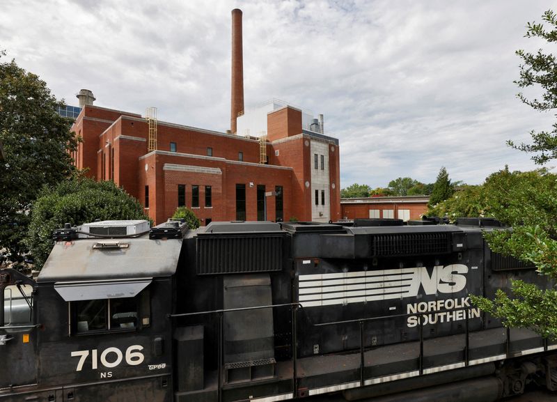 &copy; Reuters. FILE PHOTO: A Norfolk Southern train rests near the University of North Carolina's energy generation plant, after delivering coal to the facility, in Chapel Hill, North Carolina, U.S. August 11, 2022. REUTERS/Jonathan Drake/File Photo