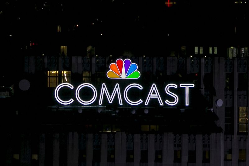 &copy; Reuters. FILE PHOTO: The NBC and Comcast logo are displayed on top of 30 Rockefeller Plaza, formerly known as the GE building, in midtown Manhattan in New York July 1, 2015. The Art Deco skyscraper, also known as '30 Rock' and once displayed a large neon 'GE', unv