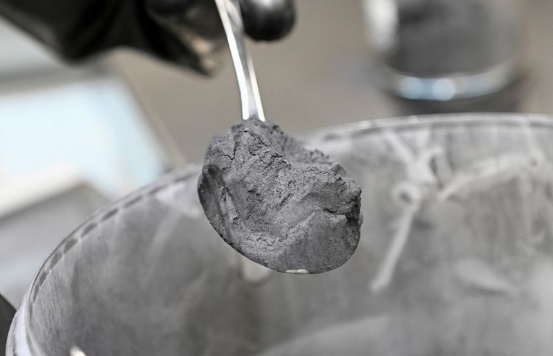 &copy; Reuters. FILE PHOTO: Graphite powder, used for battery paste, is pictured in a Volkswagen pilot line for battery cell production in Salzgitter, Germany, May 18, 2022. REUTERS/Fabian Bimmer/File Photo