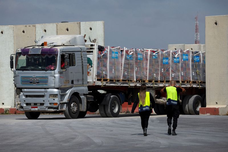&copy; Reuters. شاحنات تحمل مساعدات إنسانية موجهة إلى قطاع غزة تتحرك عند نقطة التفتيش في معبر كرم أبو سالم جنوبي إسرائيل. التقطت الصورة يوم 14 مارس آذار 2024. ت