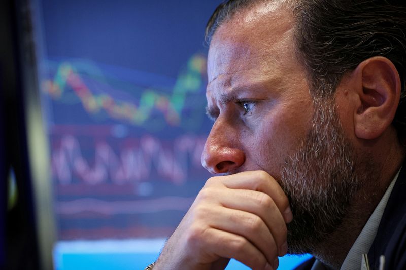 © Reuters. A specialist trader works at his post on the floor at the New York Stock Exchange (NYSE) in New York City, U.S., April 29, 2024.  REUTERS/Brendan McDermid