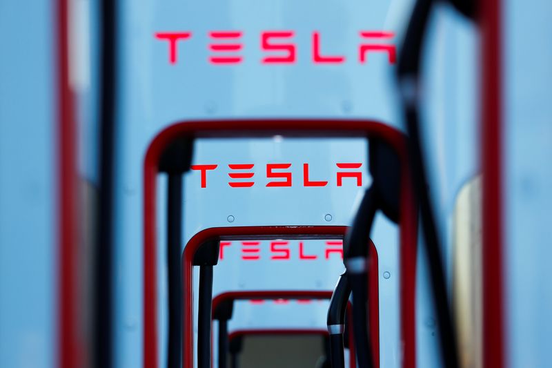 © Reuters. Tesla super chargers are shown in Mojave, California, U.S. July 10, 2019.       REUTERS/Mike Blake/File Photo