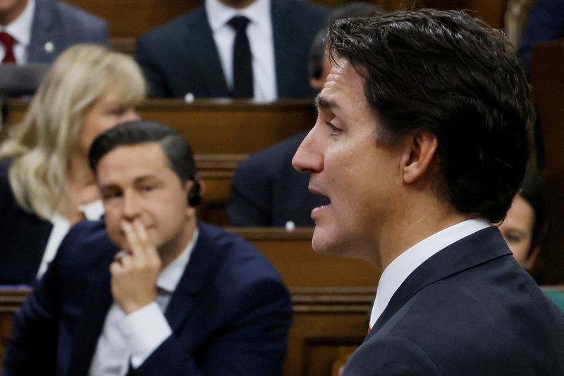 &copy; Reuters. FILE PHOTO: Canada's Prime Minister Justin Trudeau speaks as Conservative Party of Canada leader Pierre Poilievre listens during Question Period in the House of Commons on Parliament Hill in Ottawa, Ontario, Canada September 18, 2023. REUTERS/Blair Gable/