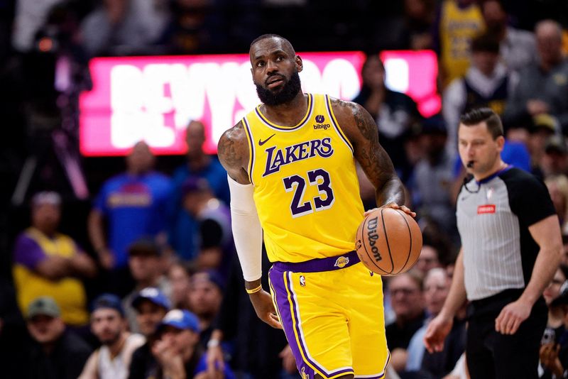 &copy; Reuters. Foto de Archivo: LeBron James en el tercer cuarto contra los Nuggets de Denver durante el quinto partido de la primera ronda de los playoffs de la NBA 2024 en Ball Arena, Denver, Colorado, EEUU. 29 de abril, 2024. Crédito obligatorio: Isaiah J. Downing-U