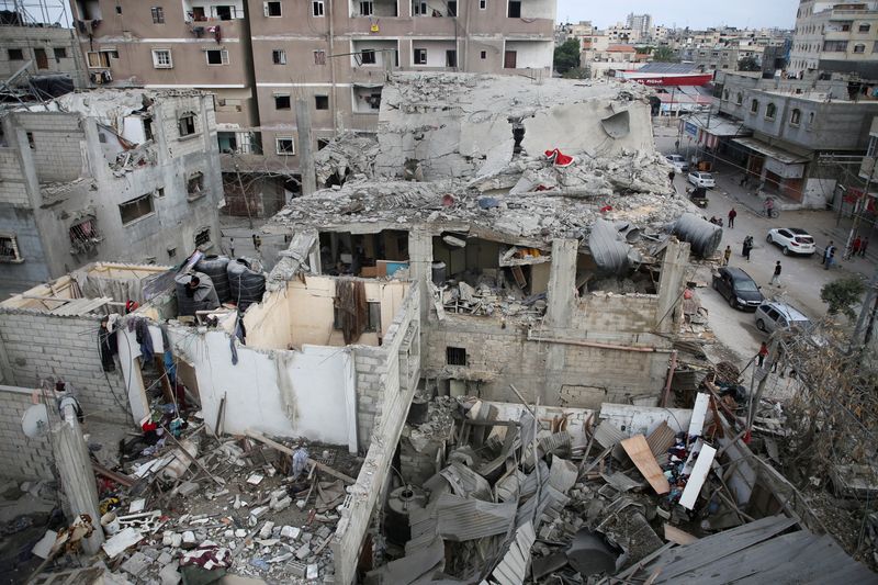 &copy; Reuters. Una casa dañada en un ataque israelí yace en ruinas, en medio del actual conflicto entre Israel y el grupo islamista palestino Hamás, en Ráfah, en el sur de la Franja de Gaza. 29 de abril de 2024. REUTERS/Hatem Khaled 
