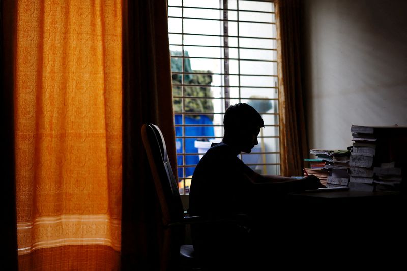 &copy; Reuters. Sheikh Tamim Hasan, 13, a student of class seven, studies in his room as authorities decided to close schools during countrywide heatwave in Dhaka, Bangladesh, April 30, 2024. REUTERS/Mohammad Ponir Hossain
