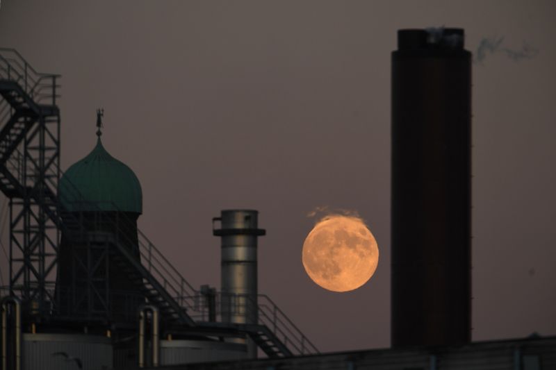 &copy; Reuters. A strawberry moon is seen over chimneys at the Guinness factory during sunset in Dublin, Ireland, June 27, 2018. REUTERS/Clodagh Kilcoyne/File Photo