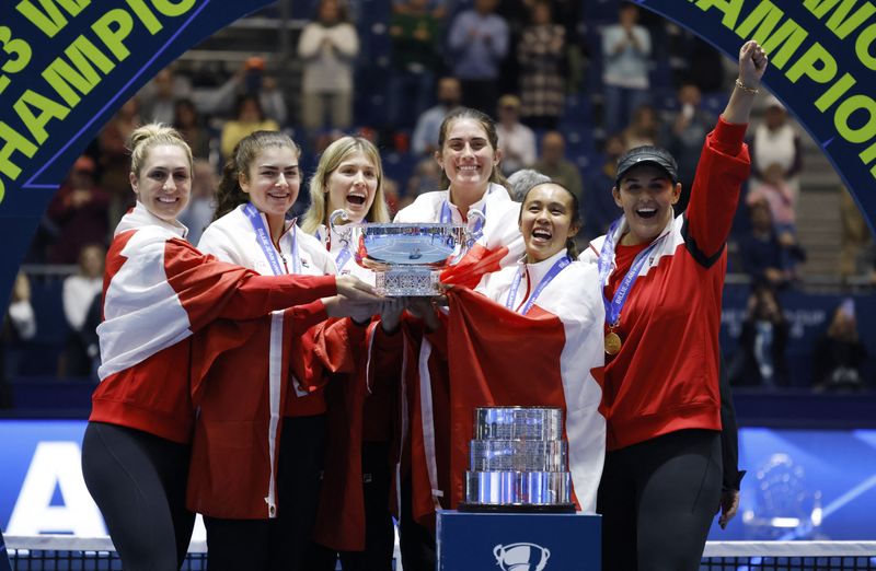 &copy; Reuters. 女子テニスの国別対抗戦、ＢＪＫ杯は３０日、１１月にスペインで開催されるファイナルズの組み合わせを発表し、日本は初戦でルーマニアと対戦することが決まった。写真は前回優勝のカ