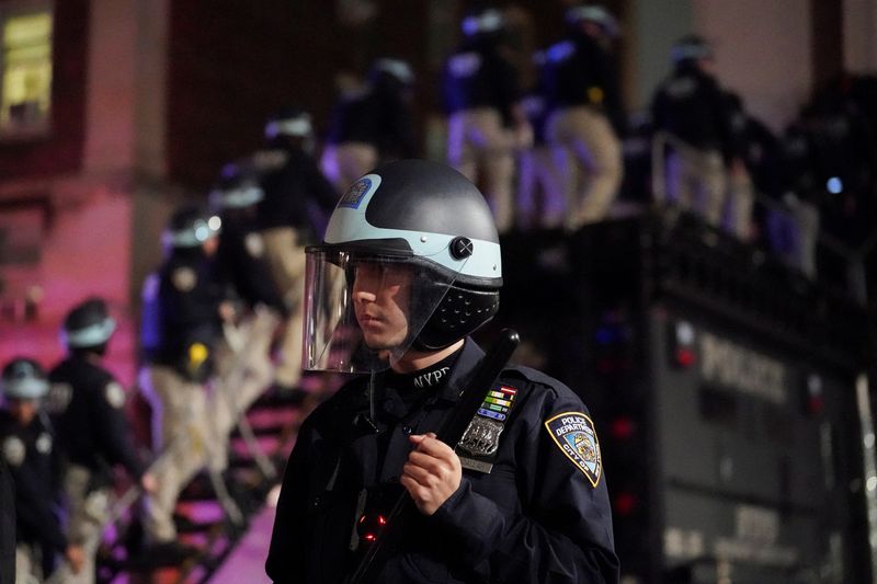 &copy; Reuters. Un policía vigila la entrada de decenas de agentes en el edificio Hamilton Hall de la Universidad de Columbia para desalojar una protesta propalestina, en Nueva York, EEUU. 30 abril 2024. REUTERS/David Dee Delgado