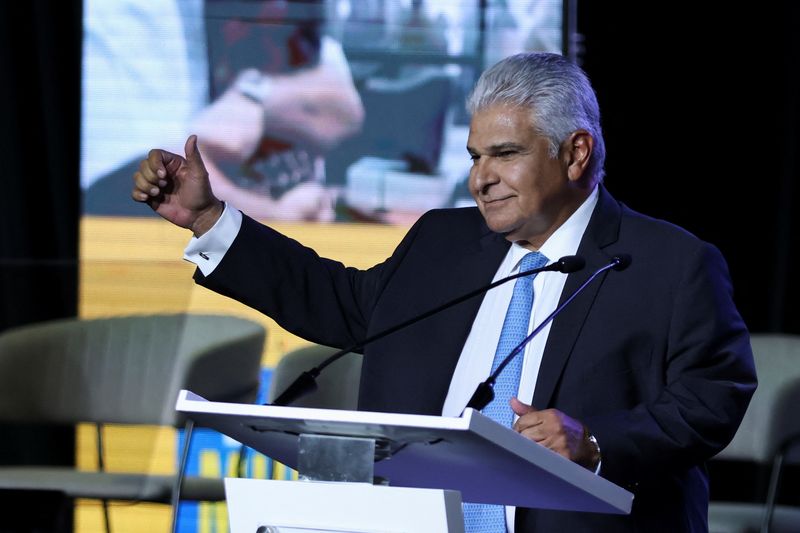 © Reuters. FILE PHOTO: Presidential candidate Jose Raul Mulino of the Realizando Metas party gestures during a closing campaign rally ahead of the May 5 general election, in Panama City, Panama April 28, 2024. REUTERS/Aris Martinez/File Photo