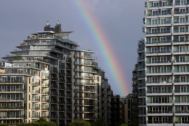 &copy; Reuters. FILE PHOTO: A rainbow is seen over apartments in Wandsworth on the River Thames as UK house prices continue to fall, in London, Britain, August 26, 2023.   REUTERS/Kevin Coombs/File Photo