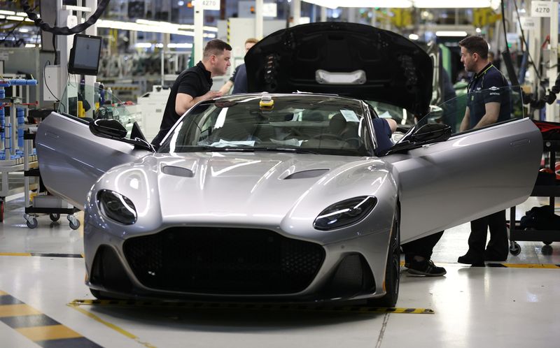 © Reuters. FILE PHOTO: Employees work on a car at the Aston Martin factory in Gaydon, Britain, March 16, 2022. REUTERS/Phil Noble/File Photo