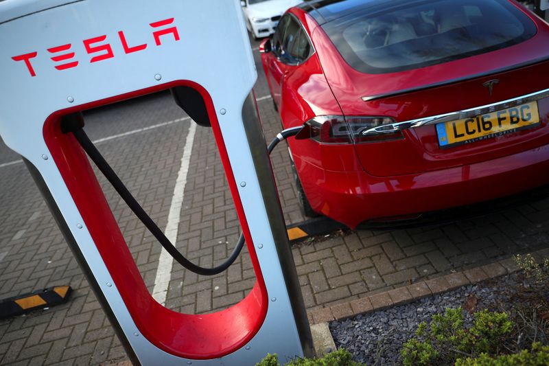 © Reuters. FILE PHOTO: A Tesla car is charged at a Tesla dealership in West Drayton, just outside London, Britain, February 7, 2018. REUTERS/Hannah McKay/File Photo