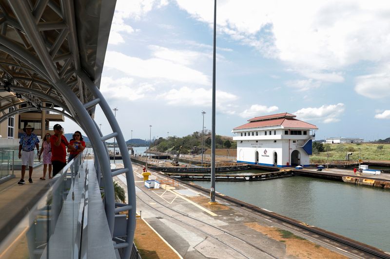 &copy; Reuters. Turistas visitan las esclusas de Agua Clara en el canal de Panamá, en las afueras de Ciudad de Panamá, Panamá. 11 de abril de 2024. REUTERS/Aris Martínez