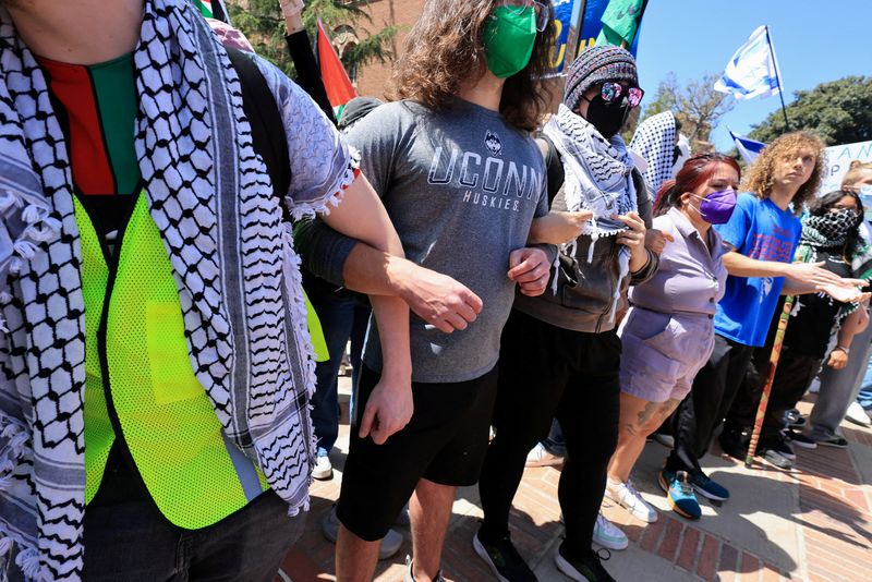 &copy; Reuters. متظاهرون مؤيدون للفلسطينيين يقفون فيما يتجمع مناصرون لإسرائيل في مظاهرة مضادة في جامعة كاليفورنيا بلوس انجليس يوم 28 أبريل نيسان 2024. تصوير: 