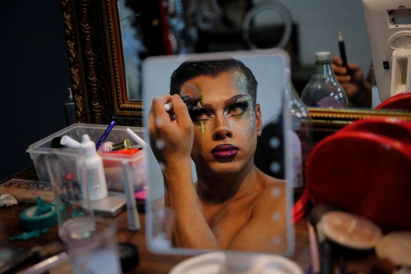 &copy; Reuters. El artista drag Ilker Yazici, de 23 años, cuyo nombre artístico es Miss Putka, se maquilla antes de un espectáculo en el XLarge Club de Estambul, Turquía. 5 de agosto de 2023. REUTERS/Dilara Senkaya  